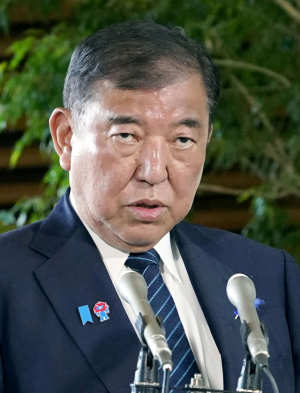 이시바 시게루 일본 총리가 8일 총리관저에서 미국 관세에 대응하는 대책본부 회의를 진행한 뒤 기자들의 질문에 답하고 있다./로이터연합뉴스
