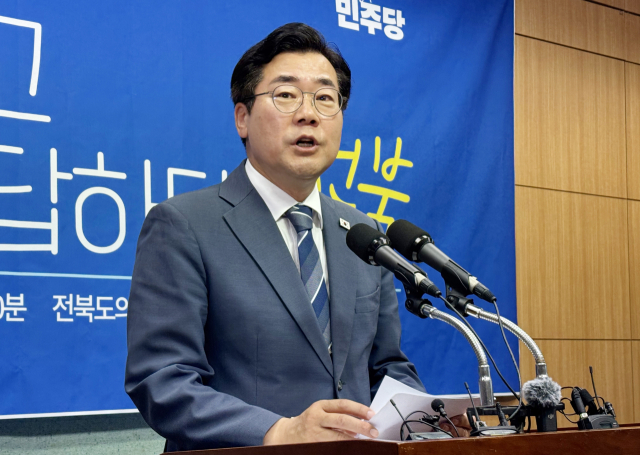 더불어민주당 당권 주자인 박찬대 의원이 8일 전북특별자치도의회 기자회견에서 발언하고 있다. 연합뉴스