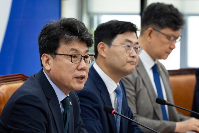 진성준 더불어민주당 정책위의장이 8일 서울 여의도 국회에서 열린 원내대책회의에서 모두 발언을 하고 있다. 2025.7.8/뉴스1