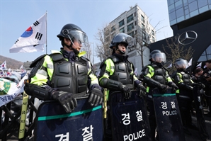 [속보] 경찰, 내일 尹 구속심사에 기동대 2000명 투입…“무관용 대응”