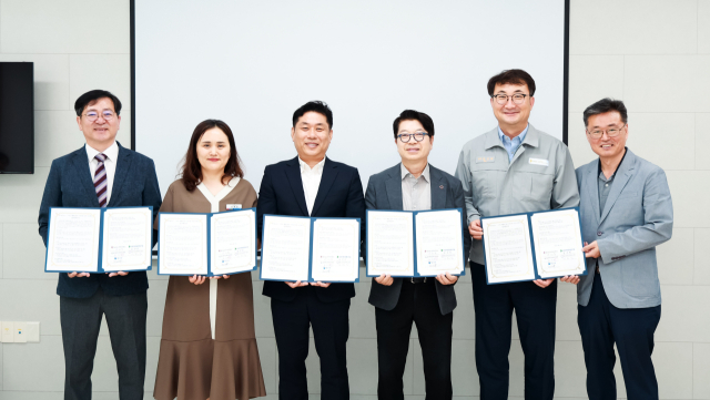 HD현대중공업이 8일 울산광역시동구장애인복지관에서 발달장애인 재활 지원금 전달식을 가졌다. 사진제공=HD현대중공업
