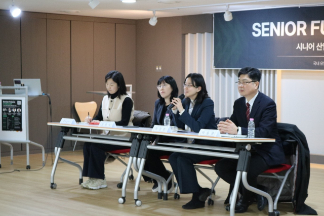 지난해 12월 21일 진행된 ‘시니어퓨처 콘서트’에서 강연자들이 참석자들의 질문에 답변을 하고 있다. 시니어퓨처 제공