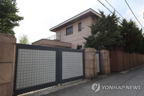 고(故) 이건희 삼성선대회장이 소유했던 서울 용산구 이태원동 단독주택이 최근 228억 원에 매각된 것으로 8일 알려졌다. 사진은 이 선대회장이 보유했던 주택의 모습.