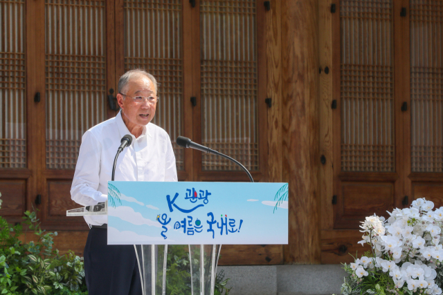 류진 한국경제인협회 회장이 8일 서울 여의도 국회 사랑재에서 열린 'K-바캉스 캠페인'에서 인사말을 하고 있다. 한경협과 국회, 정부, 지자체는 이날 행사에서 내수 경기를 살리기 위해 올해 여름 휴가를 국내로 떠나는 ‘K-바캉스 캠페인’을 전개하기로 했다. 사진제공=한경협