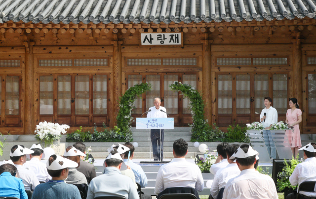 류진 한국경제인협회 회장이 8일 서울 여의도 국회 사랑재에서 열린 'K-바캉스 캠페인'에서 인사말을 하고 있다. 한경협과 국회, 정부, 지자체는 이날 행사에서 내수 경기를 살리기 위해 올해 여름 휴가를 국내로 떠나는 ‘K-바캉스 캠페인’을 전개하기로 했다. 사진제공=한경협