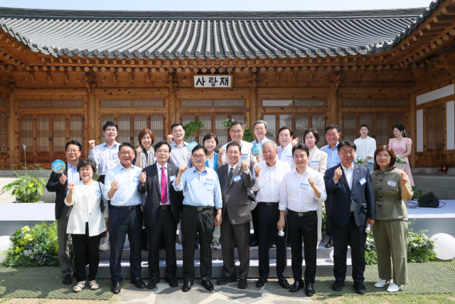 류진(앞줄 왼쪽 일곱번째) 한국경제인협회 회장이 8일 서울 여의도 국회 사랑재에서 열린 'K-바캉스 캠페인'에서 과 우원식 국회의장(〃다섯번째), 김병기(〃여섯번째) 더불어민주당 대표 직무대행 겸 원내대표, 송언석(〃네번째) 국민의힘 원내대표 등 참석한 내외빈들과 기념촬영을 하고 있다. 한경협과 국회, 정부, 지자체는 이날 행사에서 내수 경기를 살리기 위해 올해 여름 휴가를 국내로 떠나는 ‘K-바캉스 캠페인’을 전개하기로 했다. 사진제공=한경협