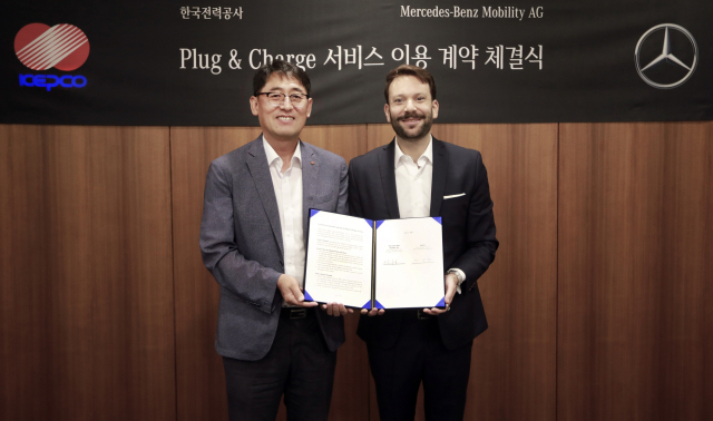 에릭 아우프리히트(오른쪽) 벤츠 모빌리티 AG 아시아 및 호주 지역 공공 충전 서비스 부문 총괄 상무가 이상원 한국전력공사 에너지신사업처 처장과 8일 서울 중구 서울스퀘어에서 메르세데스-벤츠 모빌리티 AG와 한국전력공사 간 '플러그 앤 차지'(PnC) 계약을 체결한 후 기념촬영을 하고 있다. 사진제공=메르세데스-벤츠 코리아
