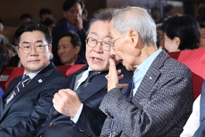 李 향한 윤여준의 일침…“자신감 좋지만 과하면 실수와 오판 뒤따를 것"