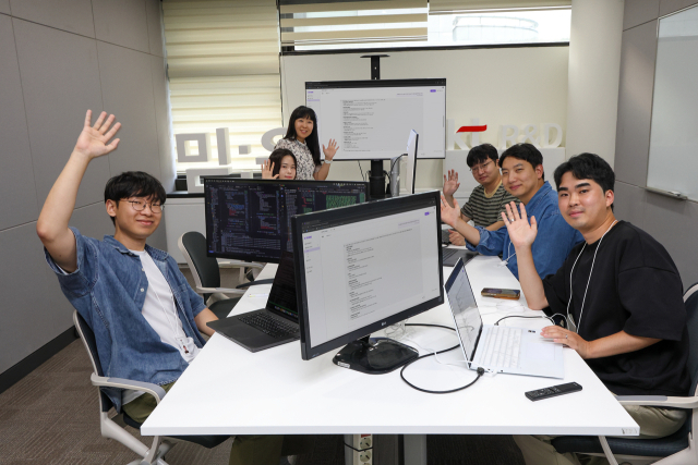 KT 기술혁신부문 연구원들이 서울 서초구 KT 우면연구센터에서 '믿음 2.0'을 테스트하고 있다. 사진 제공=KT