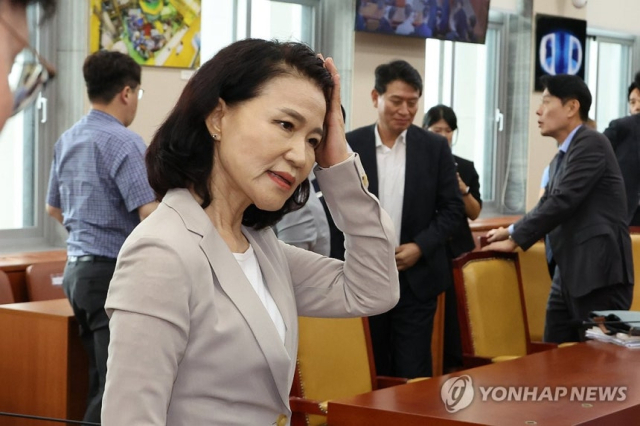 이진숙 방송통신위원장이 지난 7일 '방송3법'을 통과시킨 국회 과학기술정보방송통신위원회 전체회의가 산회되자 회의장에서 나가고 있다. 연합뉴스