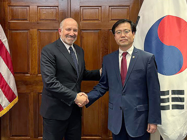 여한구 산업통상자원부 통상교섭본부장이 7일(현지시간) 미국 워싱턴 DC에서 하워드 러트닉 미국 상무부 장관과 면담을 하고 있다. 사진 제공=산업부