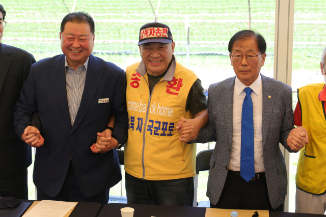 8일 오전 경기도 파주시 임진각에서 최성룡 납북자가족모임 대표(가운데)가 기자회견을 열고 대북 전단 살포 중단을 공식 선언한 뒤 기념촬영하고 있다. 왼쪽은 김경일 파주시장, 오른쪽은 더불어민주당 윤후덕 의원. 연합뉴스.