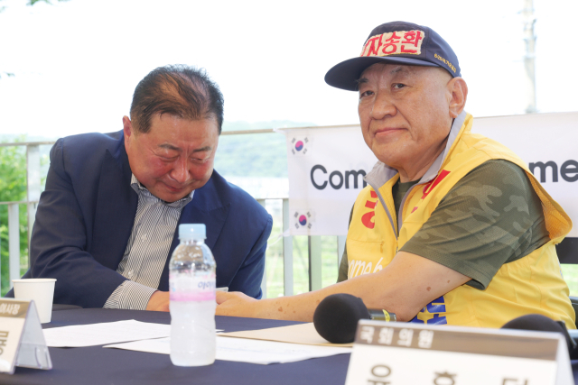8일 오전 경기도 파주시 임진각에서 최성룡 납북자가족모임 대표가 기자회견을 열고 대북 전단 살포 중단을 공식 선언한 뒤 김경일 파주시장(왼쪽)과 악수를 나누고 있다. 연합뉴스.