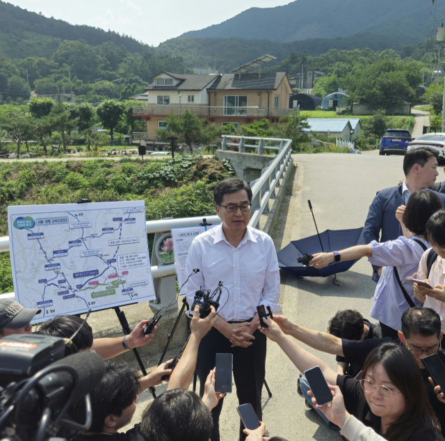 김동연 경기도지사가 8일 오후 양평고속도로 원안에 종점이었던 양평균 양서면에서 기자들의 질문에 답하고 있다. 사진 = 손대선 기자