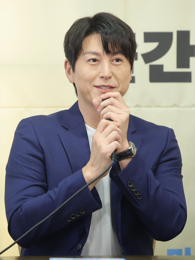 배우 류수영이 8일 서울 중구에서 요리책 출간 간담회를 열고 있다. 연합뉴스