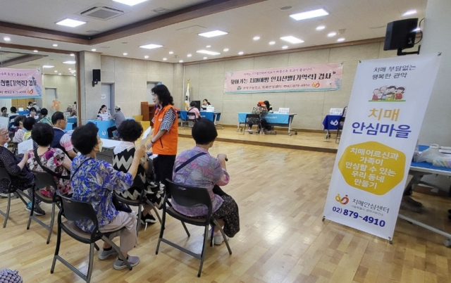 지난해 관악구 은천동에서 구민들이 ‘찾아가는 기억력검사’를 하고 있다. 사진제공=관악구
