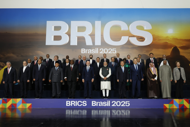 7일(현지 시간) 브라질 리우데자네이루에서 열린 브릭스(BRICS) 정상회의에 참석한 정상들이 기념 촬영을 하고 있다. EPA연합뉴스