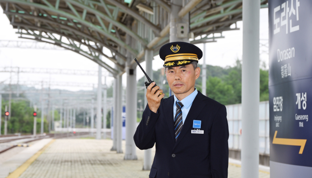 "멈춰선 남북열차, 도라산역서 다시 출발하길"