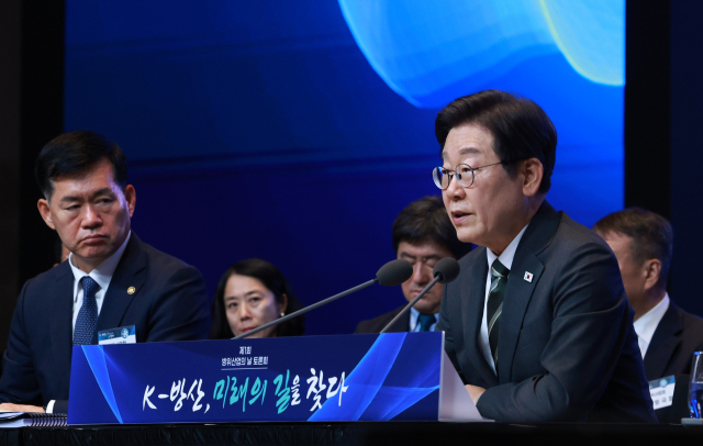이재명 대통령이 8일 서울 그랜드 하얏트 호텔에서 열린 방위산업의 날 토론회를 주재하고 있다. 연합뉴스