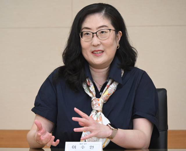 이수인 미국 워싱턴대 컴퓨터공학과 교수가 8일 서울 강남구 한국과학기술회관에서 국내 언론과 인터뷰를 하고 있다 . 오승현 기자