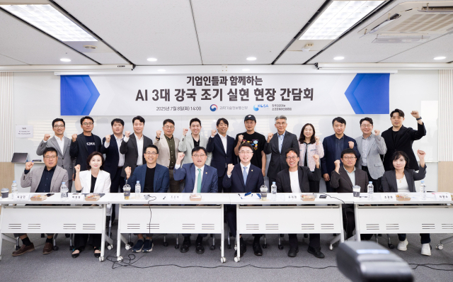 류제명(오른쪽 네번째) 과학기술정보통신부 제2차관이 8일 서울 송파구 IT벤처타워에서 열린 인공지능(AI) 산업계 간담회에서 조준희(왼쪽 네번째) 한국인공지능소프트웨어산업협회장 및 AI 기업 대표들과 기념촬영을 하고 있다. 사진제공=과기정통부