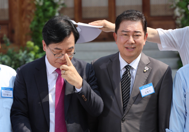 송언석 국민의힘 비상대책위원장 겸 원내대표가 8일 오전 서울 여의도 국회 사랑재에서 열린 K-바캉스 캠페인에서 김병기 더불어민주당 당대표 직무대행 겸 원내대표와 기념촬영 전 안경을 만지고 있다. 성형주 기자