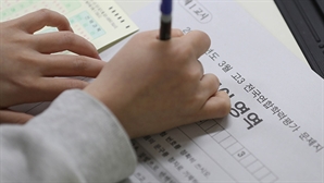 수험생에 "맘에 들어서요" 연락한 수능 감독관…파기환송심도 '무죄', 왜?