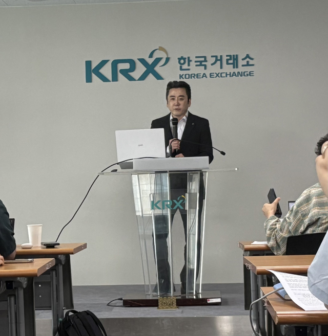 이경민 대신증권 FICC리서치부장이 8일 서울 여의도 한국거래소에서 ‘2025년 하반기 금융시장 및 코스피 전망’을 주제로 발표하고 있다. 장문항 기자
