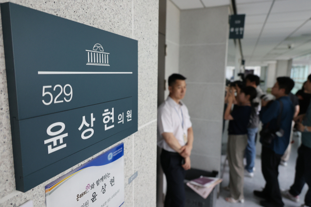 윤석열 전 대통령 배우자 김건희 여사와 관련한 의혹들을 수사하는 민중기 특별검사팀이 '공천 개입' 의혹 관련자들을 상대로 전격적인 동시다발 압수수색에 나선 8일 서울 여의도 국회의원회관 내 윤상현 국민의힘 의원실 앞에 취재진이 대기하고 있다. 연합뉴스