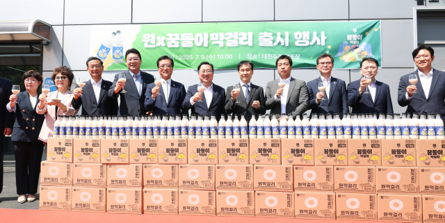 이장우(왼쪽에서 여섯번째) 대전시장이 ‘원×꿈돌이 막걸리’를 출시행사를 갖고 기념촬영을 하고 있다. 사진제공=대전시