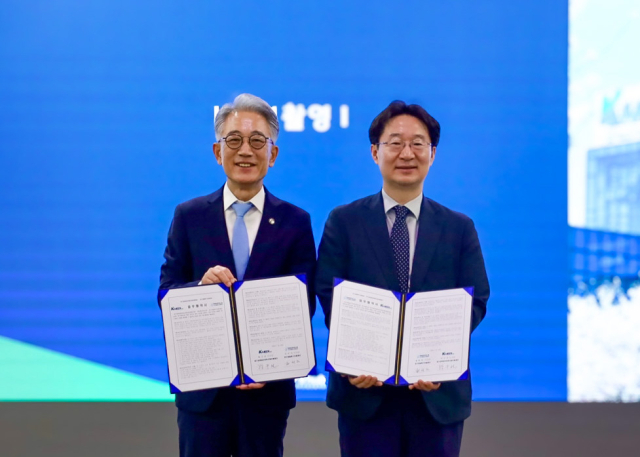 연구개발특구진흥재단 정희권(오른쪽) 이사장과 대구경북첨단의료산업진흥재단 박구선(왼쪽) 이사장이 업무협약을 체결하고 기념촬영을 하고 있다. 사진제공=연구개발특구진흥재단