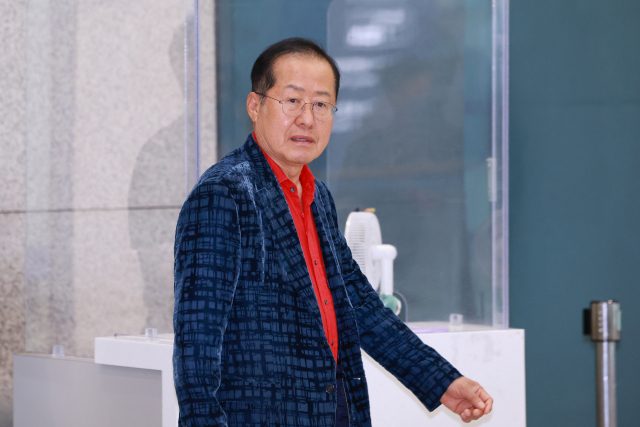 홍준표 전 대구시장이 지난달 17일 인천국제공항 제1여객터미널을 통해 귀국하고 있다. 연합뉴스