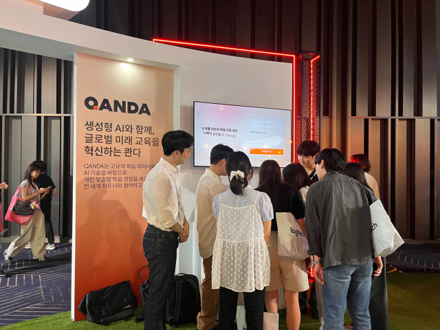 삼성동 코엑스에서 열린 구글 클라우드 데이 2025 행사 현장에 꾸려진 콴다 부스에 참관객들이 모여 설명을 듣고 있다. 사진 제공=매스프레소