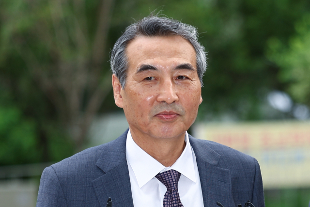 윤석열 전 대통령 부인 김건희 여사와 관련한 각종 의혹 사건을 수사하는 민중기 특별검사가 2일 서울 종로구 KT광화문빌딩에 마련된 사무실로 출근하고 있다. 연합뉴스