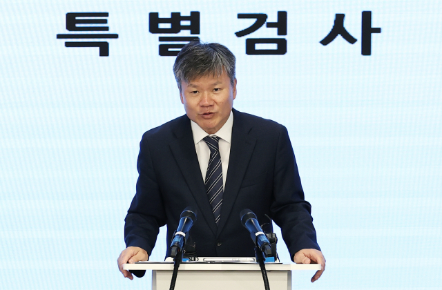 윤석열 전 대통령 부인 김건희 여사와 관련한 각종 의혹 사건을 수사하는 민중기 특별검사팀의 문홍주 특검보가 9일 오후 서울 종로구 KT광화문빌딩에서 정례 브리핑을 하고 있다. 연합뉴스