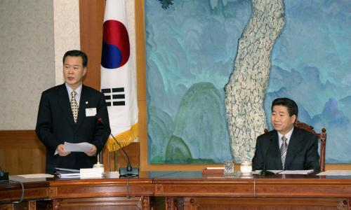 노무현 전 대통령이 2003년 3월 청와대에서 박봉흠 당시 기획예산처 장관으로부터 업무보고를 받고 있다. 사진제공=문화체육관광부