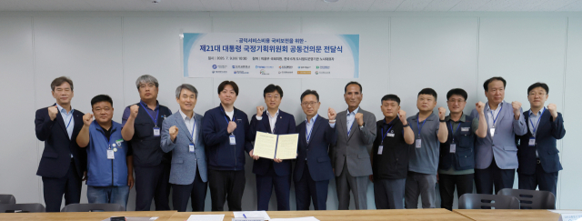 전국 6개 도시철도 운영기관 노사 대표들이 9일 대통령 직속 국정기획위원회에 법정 무임승차 비용의 국비 보전을 촉구하는 공동 건의문을 전달하고 기념촬영을 하고 있다. 사진제공=서울교통공사