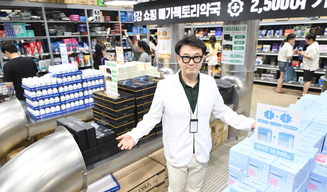 정두선 메가팩토리약국 대표약사가 매장 1층에서 포즈를 취하고 있다. 성남=오승현 기자