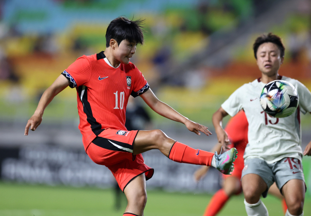 지소연이 9일 수원월드컵경기장에서 열린 2025 동아시아축구연맹(EAFF) E-1 챔피언십(동아시안컵) 여자부 중국과의 경기에서 패스를 하고 있다. 연합뉴스