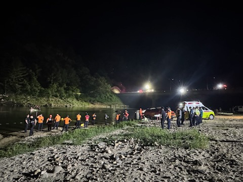 9일 오후 6시 19분께 충남 금산군 천내리 금강 상류 인근에서 물놀이하던 20대 4명이 실종됐다는 119 신고가 접수됐다. 대전에서 친구들과 물놀이하러 온 A(23)군은 화장실을 다녀온 뒤 친구들이 사라져 신고한 것으로 나타났다. 이날 수색작업 중 오후 8시 46분, 오후 9시 4분, 오후 9시 28분께 실종자 4명 중 3명이 심정지 상태로 발견됐다. 경찰과 소방 당국은 야간 수색을 위해 조명차와 구조 보트, 헬기 등 장비 100대와 수색 인력 100여명을 투입해 야간 수색작업을 벌이고 있다. 연합뉴스