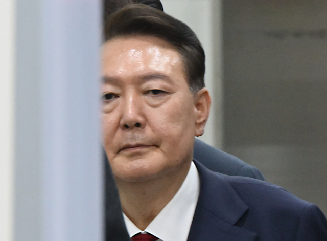 윤석열 전 대통령이 9일 서울 서초구 서울중앙지법에서 영장실질심사를 마치고 나오고 있다. 사진공동취재단