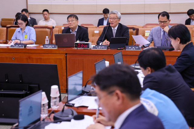 김종민 변호사가 9일 오후 서울 여의도 국회 법제사법위원회 회의실에서 열린 검찰개혁 법안 관련 공청회에서 진술하고 있다. 왼쪽부터 김예원 장애인권법센터 대표, 김필성 변호사, 김 변호사, 황문규 교수. 뉴스1