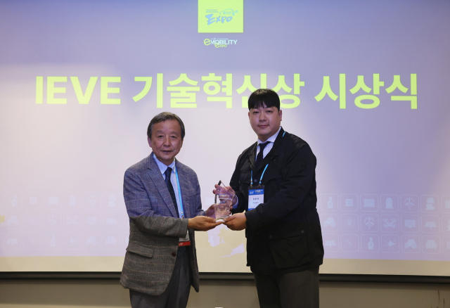김대환(왼쪽) 국제e-모빌리티엑스포 조직위원회장과 차봇모빌리티 정문영 CSO가 기념촬영을 하고 있다. 사진제공=차봇모빌리티