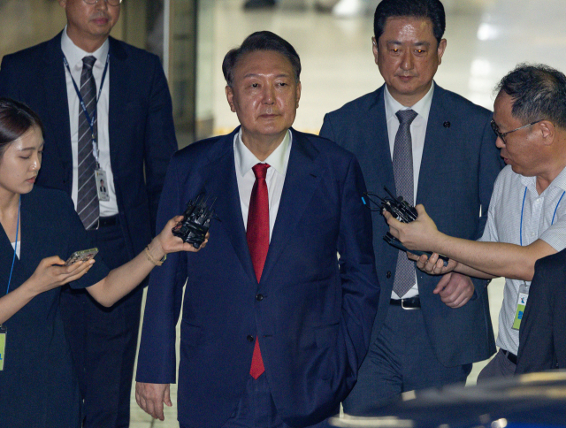 12·3 비상계엄과 관련해 특검의 수사를 받는 윤석열 전 대통령이 9일 서울 서초구 서울중앙지법에서 열린 구속 전 피의자 심문(영장실질심사)이 끝난 뒤 법원을 떠나고 있다. 사진공동취재