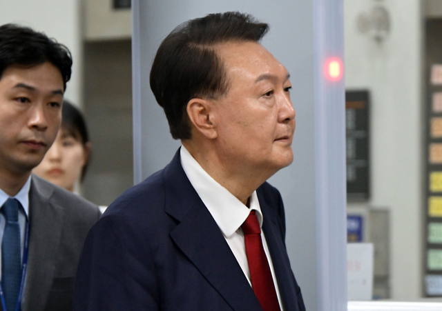 12·3 비상계엄 사태 관련 내란 혐의를 받는 윤석열 전 대통령이 9일 서울 서초구 서울중앙지방법원에서 구속 전 피의자 심문(영장실질심사)을 마치고 법원을 나서고 있다. 연합뉴스