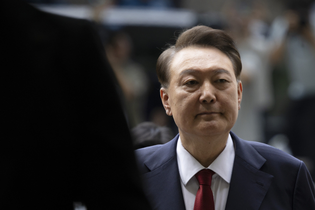 윤석열 전 대통령이 9일 오후 구속 전 피의자 심문(영장실질심사)을 받기 위해 서울 서초구 서울중앙지방법원으로 들어서고 있다. 사진공동취재