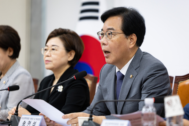송언석 국민의힘 비상대책위원장 겸 원내대표가 10일 서울 여의도 국회에서 열린 비상대책위원회의에서 모두 발언을 하고 있다. 뉴스1