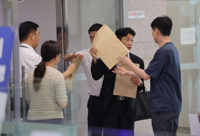 해병대 채 상병 사건 수사방해 의혹을 수사하는 이명현 순직해병특검팀이 수사외압 의혹의 단초가 된 'VIP 격노설' 수사를 위해 10일 서울 용산구 국방부 청사에 도착, 압수수색에 나서고 있다. 2025.7.10. 연합뉴스