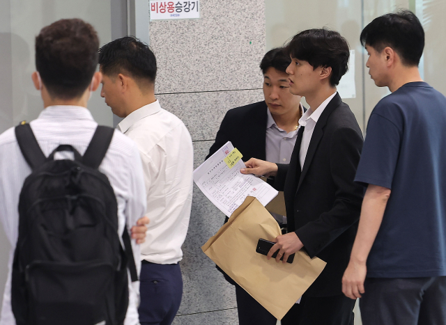 해병대 채 상병 사건 수사방해 의혹을 수사하는 이명현 순직해병특검팀이 수사외압 의혹의 단초가 된 'VIP 격노설' 수사를 위해 10일 서울 용산구 국방부 청사에 도착, 압수수색에 나서고 있다. 연합뉴스