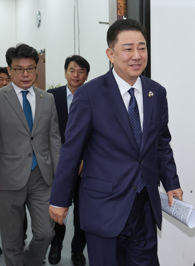 김병기 더불어민주당 대표 직무대행 겸 원내대표가 10일 오전 서울 여의도 국회에서 열린 정책조정회의에 입장하고 있다. 왼쪽부터 진성준 정책위의장, 문진석 원내수석, 김 직무대행. 2025.7.10/뉴스1